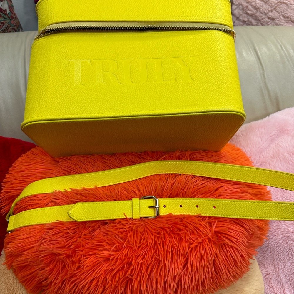TRULY Beautiful Bright carrying case